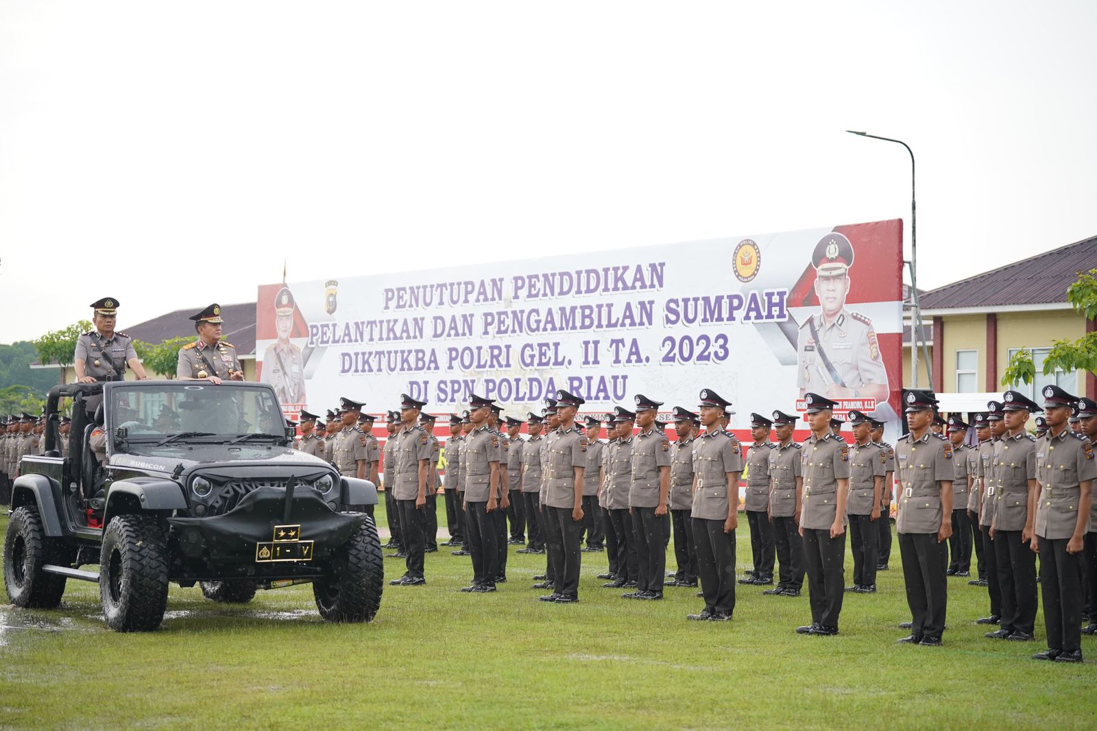 Lantik 300 Bintara Lulusan SPN Pekanbaru, Kapolda Riau Irjen Iqbal : Lindungi Masyarakat Sepenuh Jiwa Raga